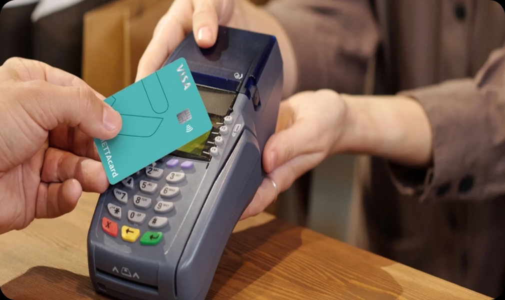 Cartão METTAcard na máquina de cartões